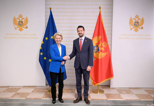 Von der Leyen në Mal të Zi  BE ju mbështet  Presidentja e KE theksoi se shpejt do jetë gati udhërrëfyesi për kandidatët e përparuar