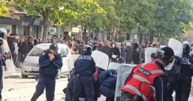 Gjykata liron shumicën e protestuesve të dhunshëm/ Vetëm një në arrest me burg, të tjerët arrest shtëpie dhe detyrim paraqitje