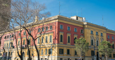 “Bomba” apo përpjekje për rrëmujë/ Alarm nga 140 adresa elektronike, policia nis verifikimet