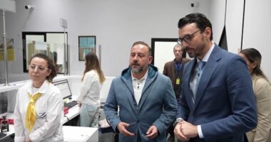 Karakaçi inspekton zyrën postare Nr.5 në Tiranë: Sportelet të hapura për qytetarët