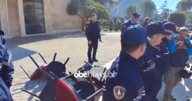 Ftesa e Ramës, refuzim me dhunë/ Individë hedhin karriget e ofruara për dialog
