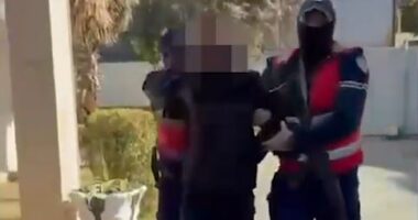 Theu arrestin shtëpiak dhe lëvizte me makinë të blinduar/ Kurbin, arrestohet 35-vjeçari, në pranga dhe pasagjeri
