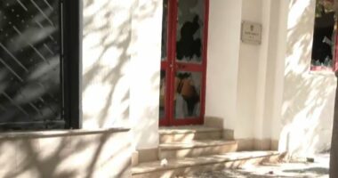 Një ditë pas sulmit në komisariatin 3/ Protestuesit e dhunshëm i vunë flakën, xhama të thyera, dosje të djegura