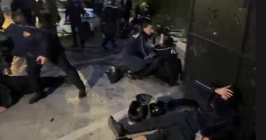 Sulmohet komisariati 3/ Lëndohen 10 policë, pas sulmit të protestuesve