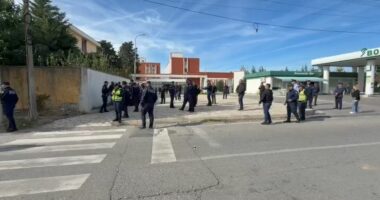 Mbërrin te Trauma policia i plagosur në Shkodër/ U qëllua me gur në kokë nga protestuesit, mjekja: Gjendja stabël