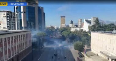 Policia i largoi nga Ministria e Arsimit, protestuesit para Kryeministrisë