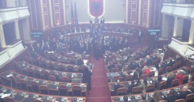 Votohet agjenda e seancës/ Opozita bllokoi foltoren, u përpoq të pengonte punimet