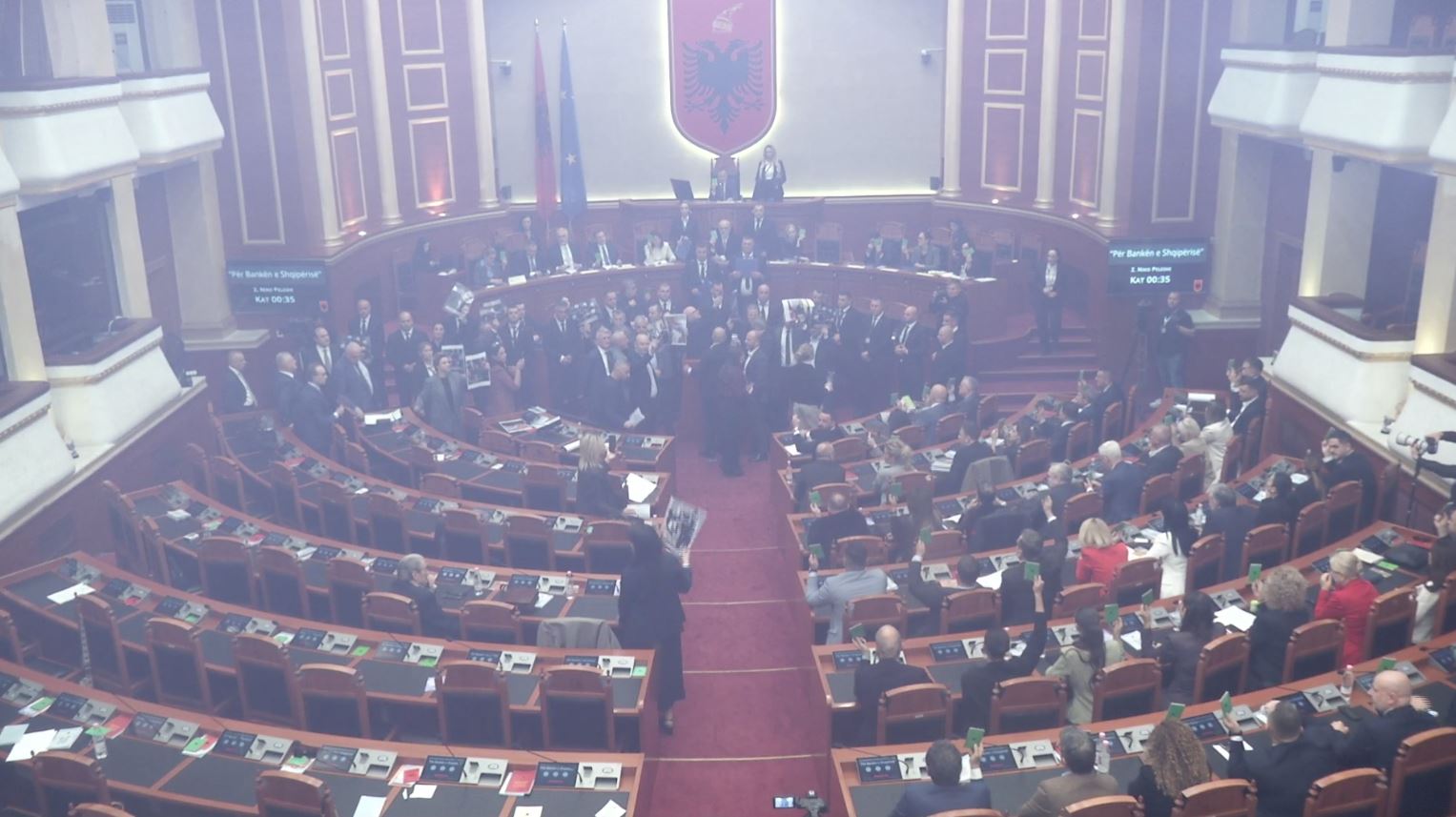 Votohet agjenda e seancës/ Opozita bllokoi foltoren, u përpoq të pengonte punimet