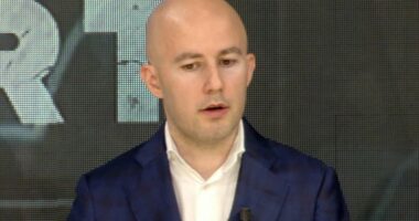 Eksperti Krisafi: Emigrantët shohin vendin pritës si armik, kanë bërë ‘aleancë’ me të majtën ekstreme në Europë