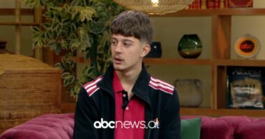 15-vjeçari shqiptar që ka përfunduar matematikën e gjimnazit e tani studion librat e universitetit