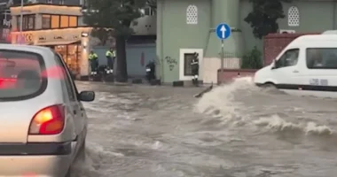 Përmbytje masive në Turqi, kaos në Stamboll/ Uji ‘pushton’ stacionet e metrosë, gruaja merret nga rrjedha e ujit