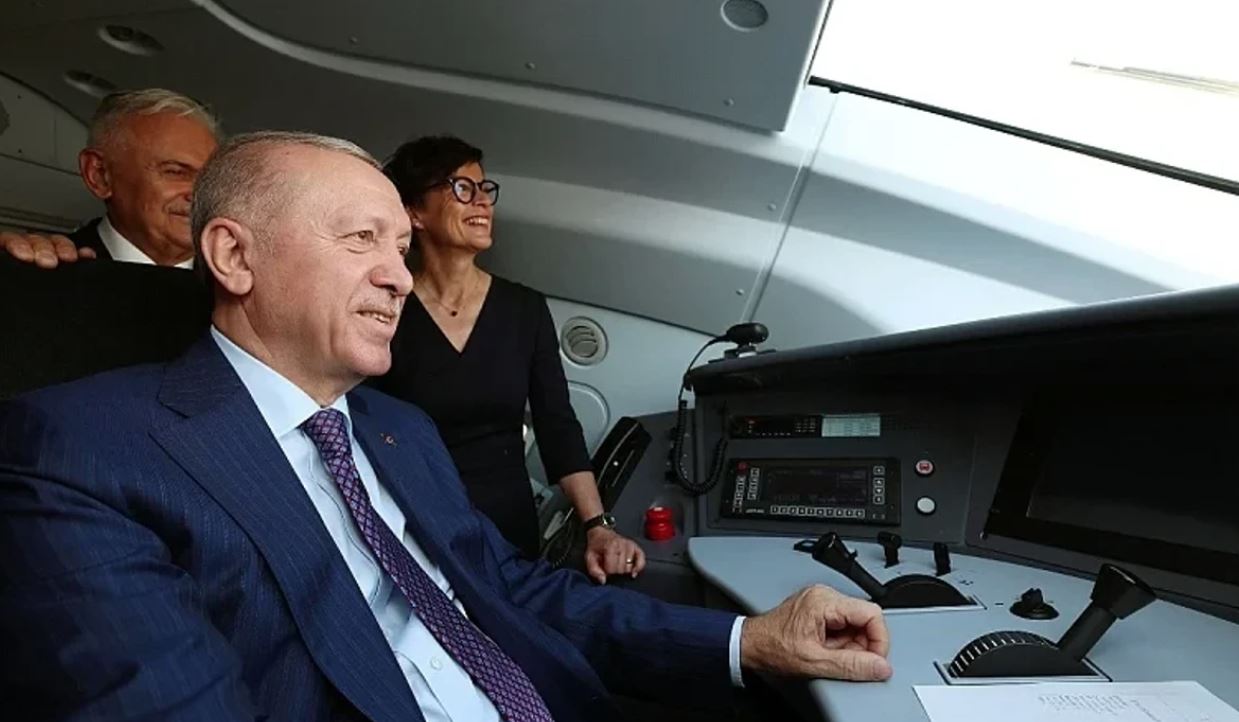  A dini të drejtoni helikopterin    Erdogan ia beson Marta Kos udhëtimin me trenin e ri drejt Evropës