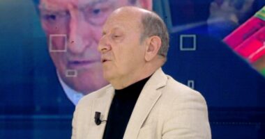 Protestuesit shkulën pllakën ku u vra Ziver Veizi/ Leka: Berisha, dhunes prej 35 vitesh, duhet të hetohet për 21 Janarin!