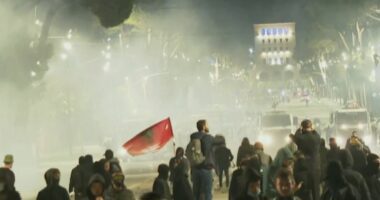 Protestuesit tentojnë t’i afrohen kryeministrisë me gurë e molotov/ Policia i shpërndan me gaz lotsjellës