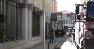 Mblidhen protestues para Ministrisë e Arsimit/ Dita e shtatë e protestës, situatë e qetë në “Rrugën e Durrësit”