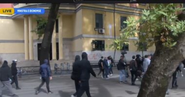 Protesta, marshim në rrugët e Tiranës/ Tensione mes protestuesve, gjimnazistëve dhe studentëve