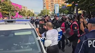 Shkodër, sulm selive të PS dhe PD/ Protestuesit thyejnë xhamat me gurë, disa të shoqëruar