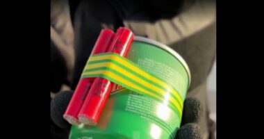 “Bomba” me gaz e dhunës/ Një bombël gazi e lidhur me kapsolla