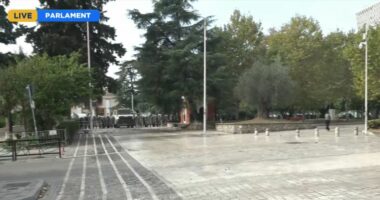 Protesta, dhunë para parlamentit/ Tensione mes protestuesve, hidhet gaz lotsjellës