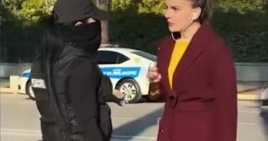 Si ‘studentja’ përballet me policen/ Fjalor banal dhe ofendime ndaj efektives police në protestë