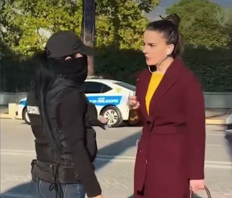 Si  studentja  përballet me policen  Fjalor banal dhe ofendime ndaj efektives police në protestë