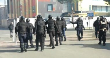 Protestuesit po zhvendosen në qendër të Tiranës/ Policia ndërhyn me gaz lotsjellës për t’i shpërndarë