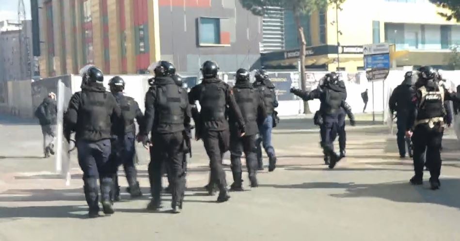Protestuesit po zhvendosen në qendër të Tiranës/ Policia ndërhyn me gaz lotsjellës për t’i shpërndarë