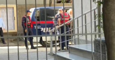 Lushnje/ U arrestua për ngacmim ndaj 13-vjeçares, mësuesi mbërrin në gjykatë për masën e sigurisë