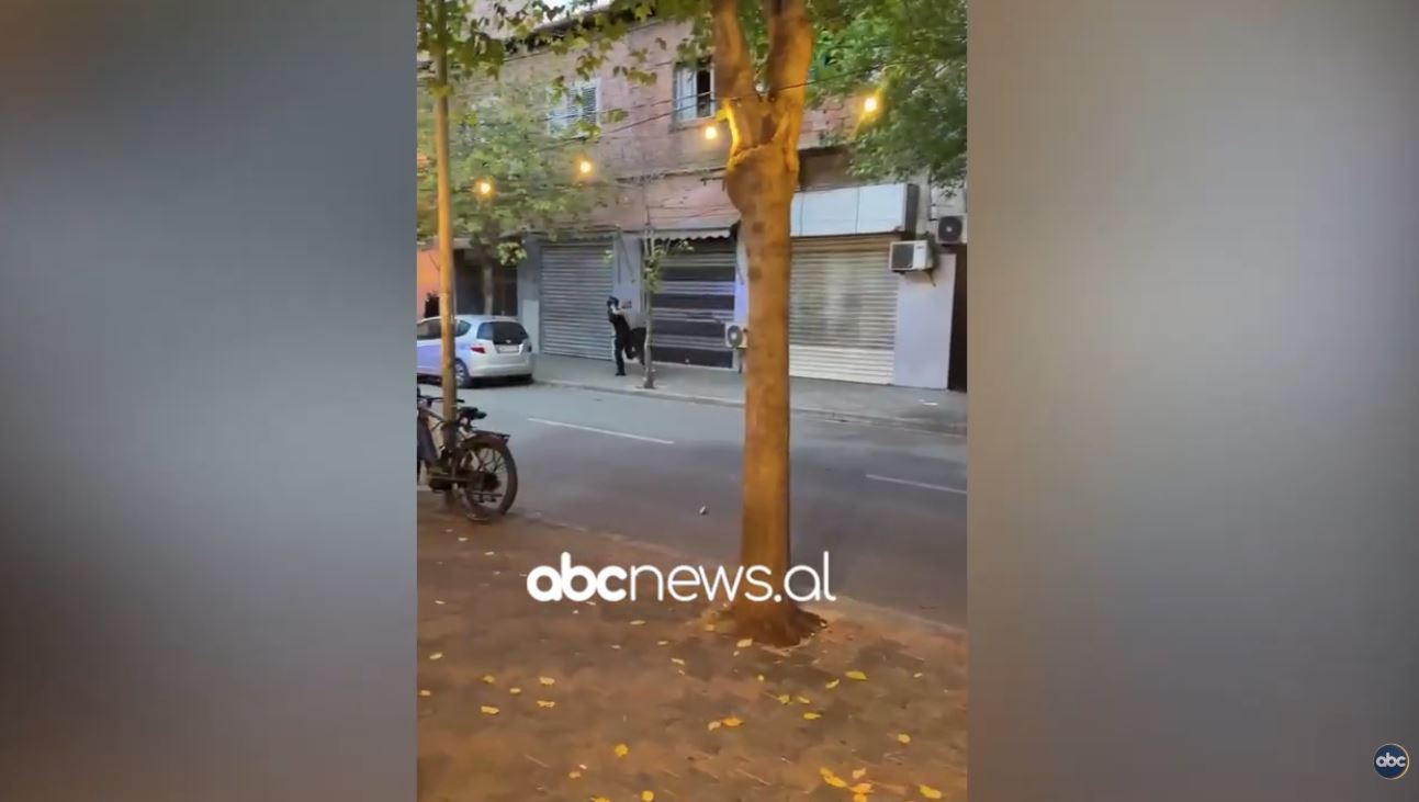 Foto nga burimi: VIDEO/ Pamje të rënda nga rruga ‘Mine Peza’. Polici dhunohet nga protestuesit