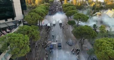 Pamjet me dron nga ABC News: Ndërhyn policia, largohen protestuesit