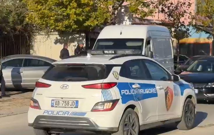 Aksident në aksin Fier-Patos, makina përplas një grua, dërgohet në spital
