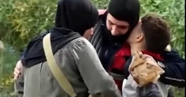 Emocionuese/ Familjarët i çojnë bukë efektivit në përballje me protestën e dhunshme