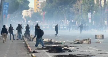 Protestuesit kthehen në Bulevard, tentojnë të mblidhen para kryeministrisë. Policia i shpërndan me ujë