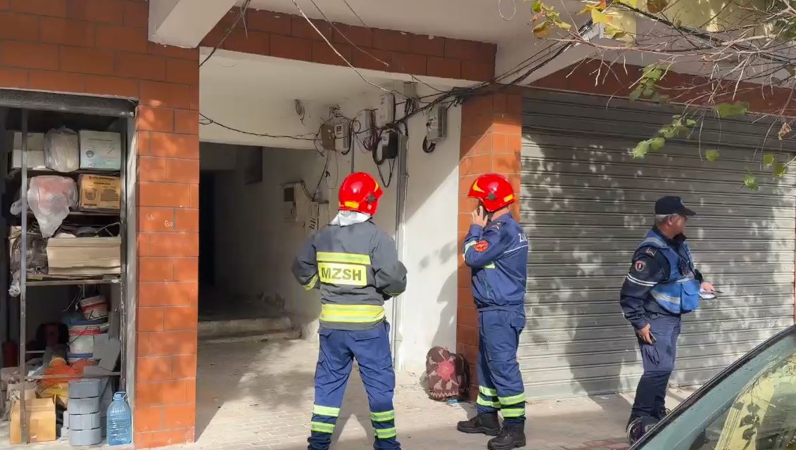 Foto nga burimi: Rrjedhja e gazit nga bombola alarmon banorët e një pallati në Fier, zjarrfikësit shmangin shpërthimin