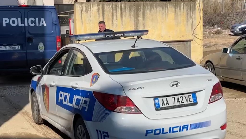 Peqin  Sherri për pronën  tentoi të vriste fqinjin me kosore  arrestohet 62 vjeçari