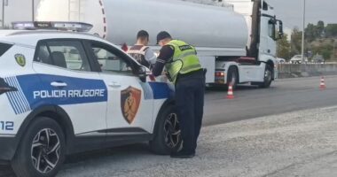 Aksident në Lushnje, makina përplaset me murin dhe përmbyset në rrugë. Plagoset shoferi