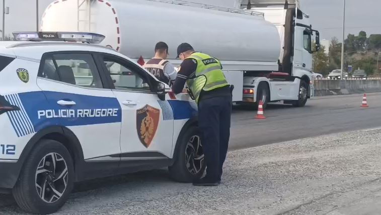 Aksident në Lushnje, makina përplaset me murin dhe përmbyset në rrugë. Plagoset shoferi