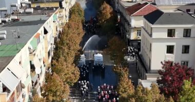 Grumbull njerëzish para Ministrisë/ Policia shpërndan protestuesit, hodhën gurë ndaj godinës
