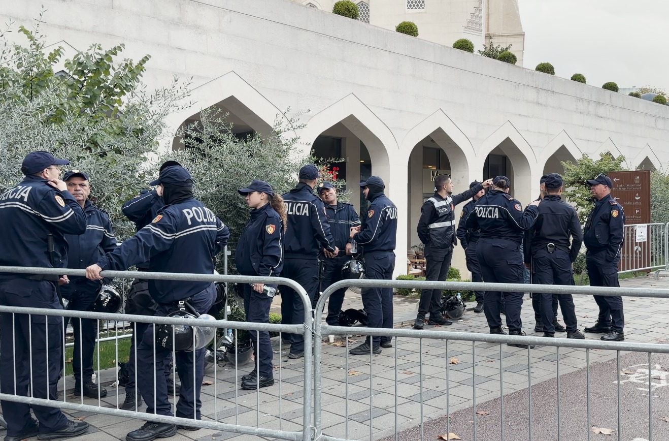 Foto nga burimi: Qeveria miraton shpërblimet për policët/ Mbi 2800 efektivë marrin nga 270 mijë lekë