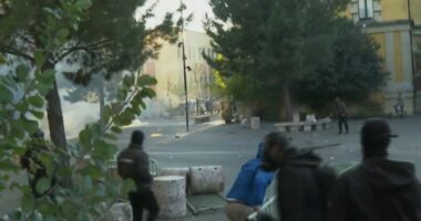 Hidhen molotovë drejt Ministrisë së Brendshme/ Angazhohet ‘grupi i zjarrit’, Policia shoqëron disa protestues