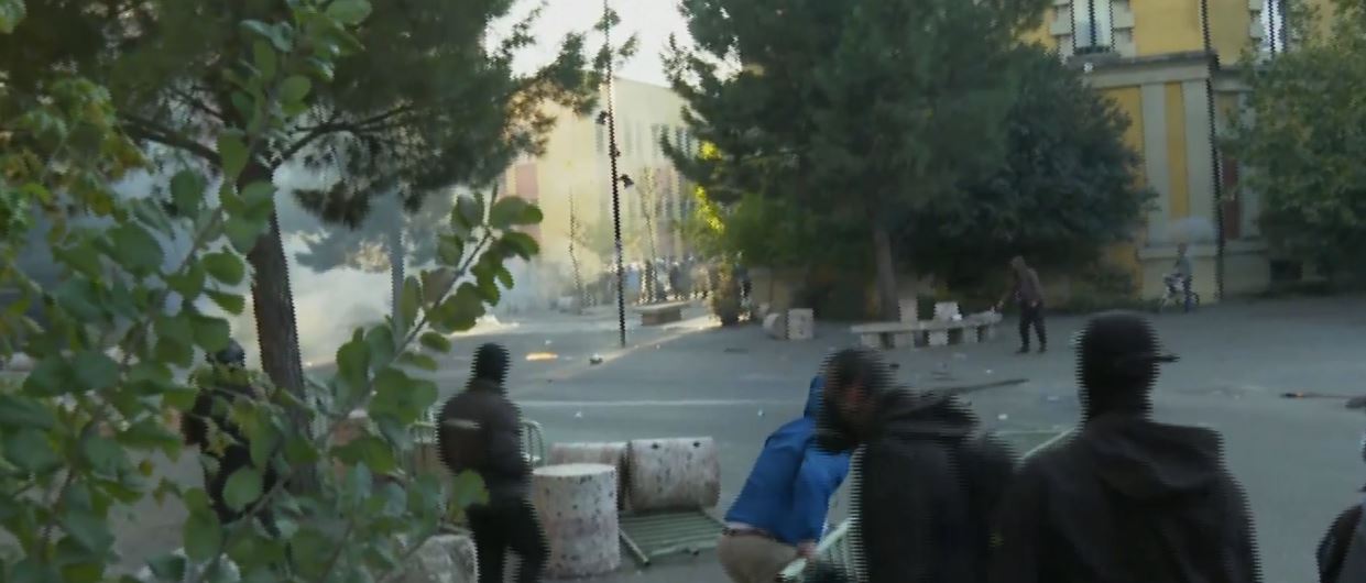Hidhen molotovë drejt Ministrisë së Brendshme/ Angazhohet ‘grupi i zjarrit’, Policia shoqëron disa protestues