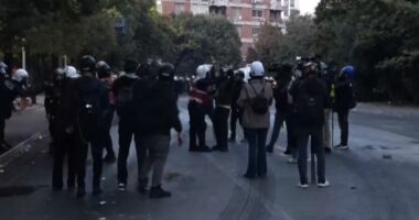 Policia largon sërish protestuesit/ Pas gati 6 orësh, nuk ka më përplasje të forta