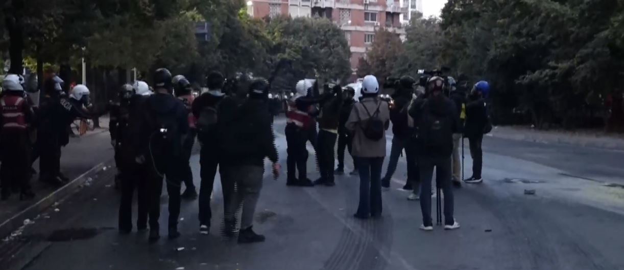 Policia largon sërish protestuesit/ Pas gati 6 orësh, nuk ka më përplasje të forta