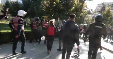 Protestuesit largohen nga Bulevardi/ Shpërndahen pranë parkut Rinia, policia i largon