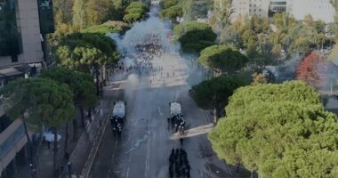 Protesta regjistron incidentet e para/ Grupe të vogla, gurë mbi policinë