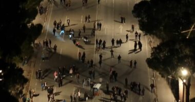 Policia shpërndan me ujë protestuesit/ Ndërhyrja, pasi hodhën gurë dhe lëndë piroteknike