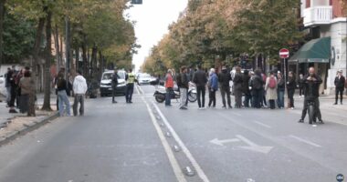Masat e reja ‘qetësojnë’ protestuesit/ Protesta para Kuvendit, dhunë vetëm në sallë