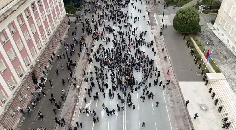 Protesta në Bulevard  Pamje me dron nga ABC News  situata e qetë