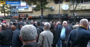 Protesta para Ministrisë së Arsimit/ Protestuesit kërkojnë largimin e deputetëve dhe militantëve të PD