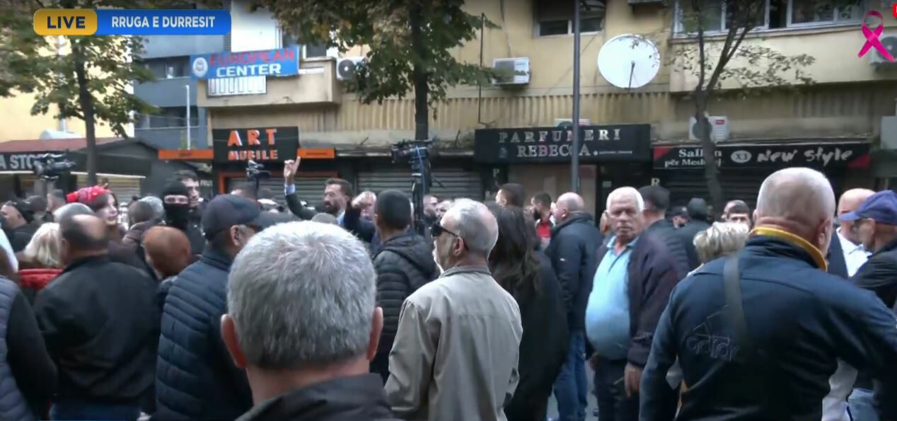 Protesta para Ministrisë së Arsimit/ Protestuesit kërkojnë largimin e deputetëve dhe militantëve të PD